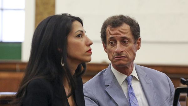 Anthony Weiner, right, and Huma Abedin appear in court in New York on Wednesday, Sept. 13, 2017 - Sputnik International