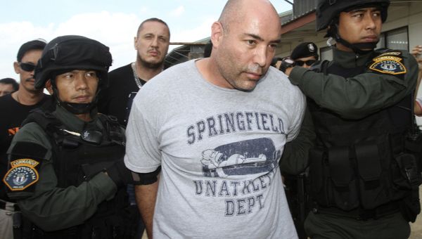 Joseph Manuel Hunter, center, is escorted by Thai police commandos to Police Aviation Division after being arrested, in Bangkok, Thailand, Thursday, Sept. 26, 2013. - Sputnik International