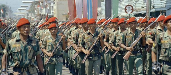Indonesia elite troops parade in Bandung, June 1966. The red caps are paratroopers in red berets. - Sputnik International