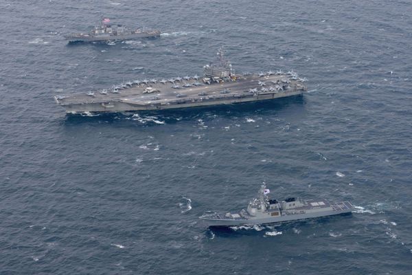 The Navy's forward-deployed aircraft carrier USS Ronald Reagan and the forward-deployed Arleigh Burke-class destroyer USS Stethem steam alongside ships from the Republic of Korea Navy in the waters east of the Korean Peninsula on October 18, 2017 - Sputnik International