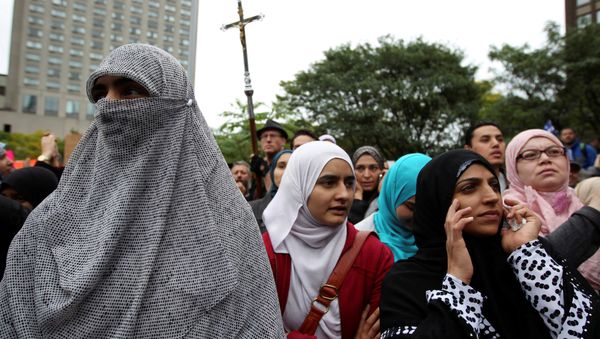 Women in traditional garb gather to protest against Quebec's proposed Charter of Values in Montreal, September 14, 2013 - Sputnik International
