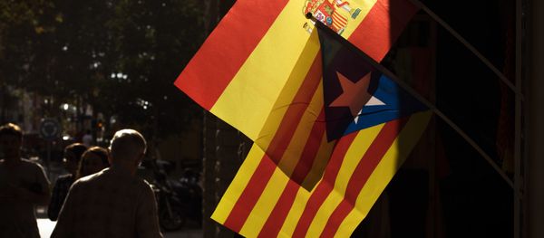People walk past a Spanish and an estelada, or independence flag, hanging up for sale in a shop in Barcelona, Spain, Wednesday, Oct. 11, 2017 - Sputnik International