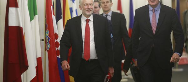 The EU chief Brexit negotiator Michel Barnier, right, welcomes British Labour Party leader Jeremy Corbyn for a meeting at EU headquarters in Brussels, Thursday July 13, 2017. - Sputnik International