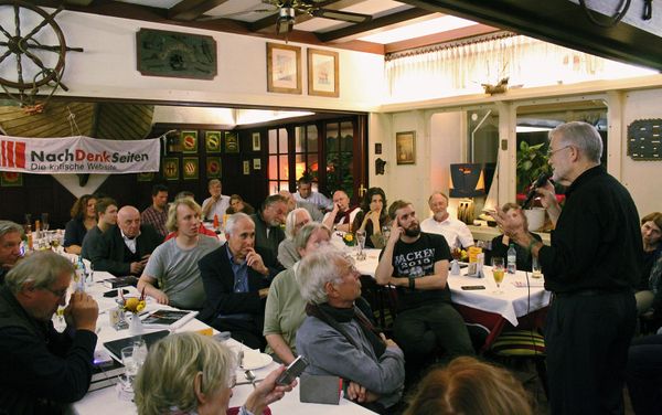 Ray McGovern speaking at an event in Berlin - Sputnik International