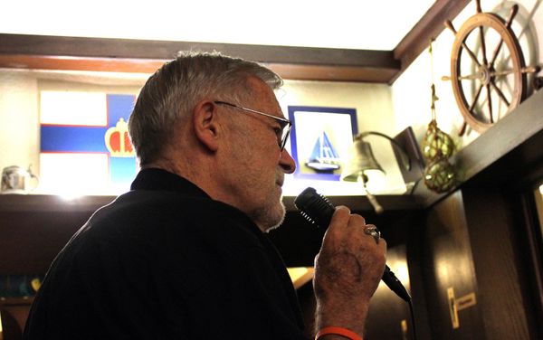 Ray McGovern speaking at an event in Berlin - Sputnik International