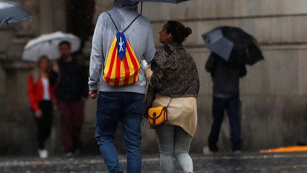 A man with a backpack in the colors of a Catalan separatist flag passes near the regional government headquarters the Generalitat, after the final ten o'clock deadline set by Spain's government for Catalan President Carles Puigdemont to retract an ambiguous declaration of independence, in Barcelona, Spain, October 19, 2017 - Sputnik International