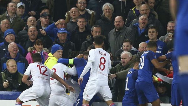 Everton, in blue, and Lyon players clash during a Group E Europa League soccer match between Everton F.C. and Olympique Lyon at Goodison Park Stadium, Liverpool, England - Sputnik International