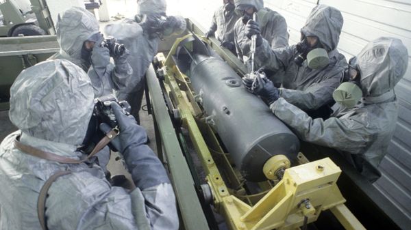 Soviet and foreign journalists watch the dismantling of chemical munitions. - Sputnik International