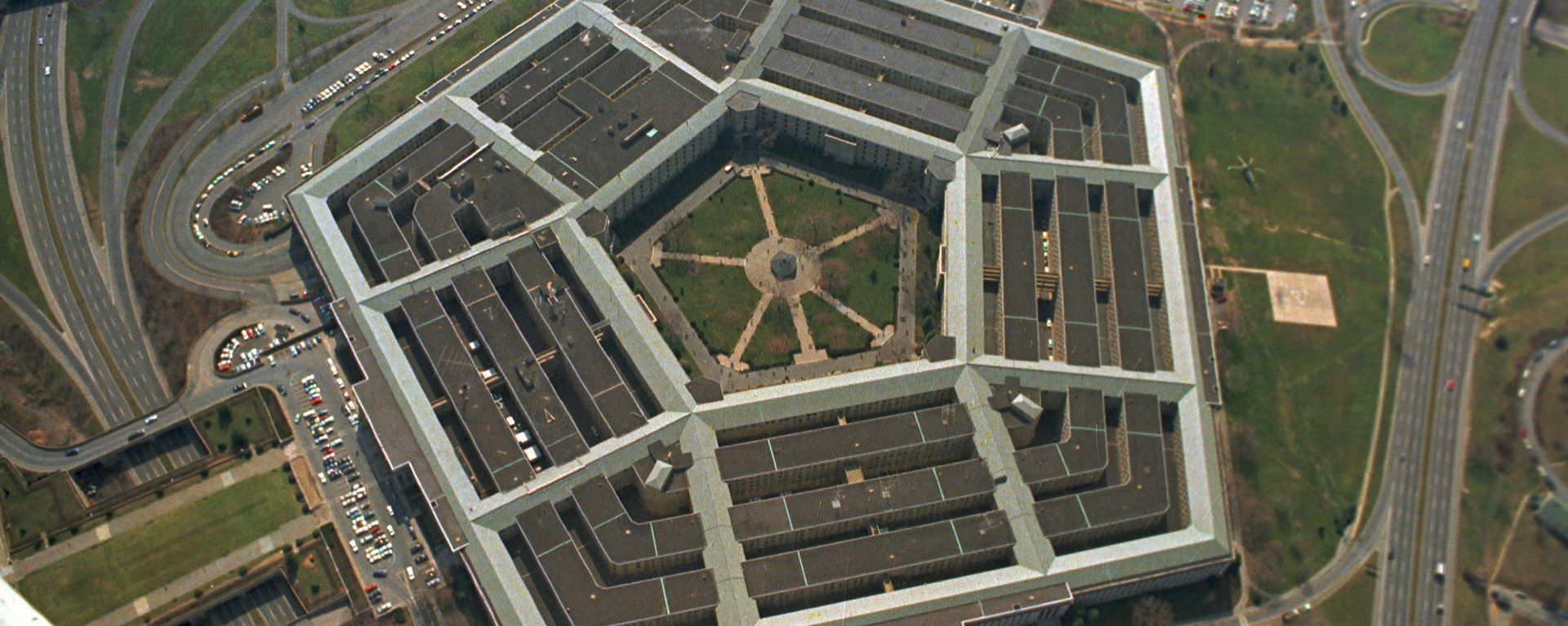 This is an aerial view of the five-sided Pentagon building, headquarters of the United States Department of Defense, in Arlington, Va., in 1975 This is an aerial view of the five-sided Pentagon building, headquarters of the United States Department of Defense, in Arlington, Va., in 1975 - Sputnik International, 1920, 24.04.2021