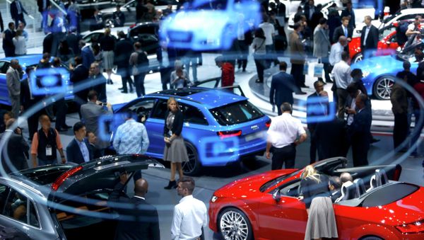 A projection of the Virtual Cockpit is seen as visitors inspect cars presented at the Audi stall during the media day at the Frankfurt Motor Show (IAA) in Frankfurt, Germany September 16, 2015 - Sputnik International