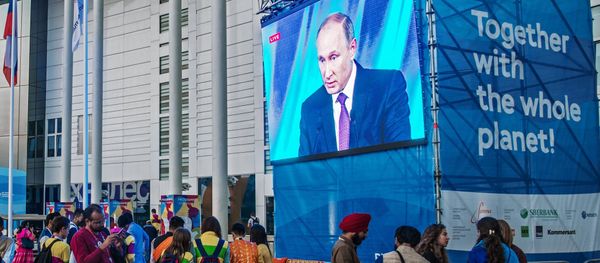 19th World Festival of Youth and Students participants watching the broadcast of President Vladimir Putin's speech at the final meeting of the Valdai International Discussion Club 19th World Festival of Youth and Students participants watching the broadcast of President Vladimir Putin's speech at the final meeting of the Valdai International Discussion Club - Sputnik International