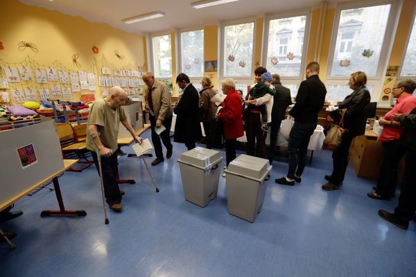 People queue to cast their votes in parliamentary elections at a polling station in Prague, Czech Republic October 20, 2017 People queue to cast their votes in parliamentary elections at a polling station in Prague, Czech Republic October 20, 2017 - Sputnik International