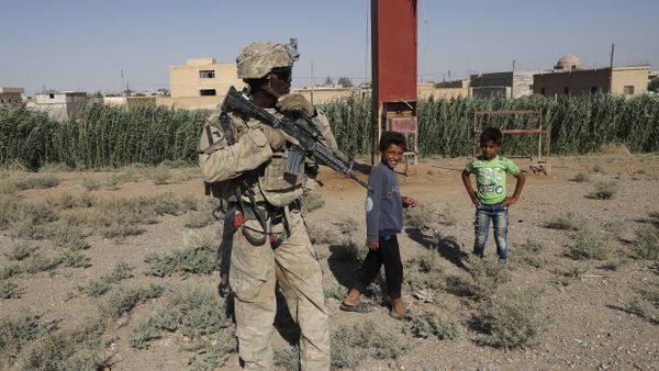 A U.S. soldier stands near Syrian children on a road that links to Raqqa, Syria, Wednesday, July 26, 2017 - Sputnik International