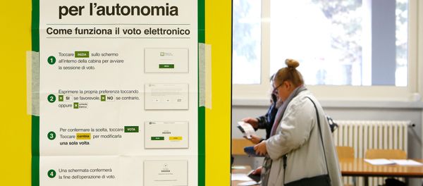 A poster with instructions about Lombardy's autonomy referendum is seen at a polling station in Lozza near Varese, northern Italy, October 22, 2017 A poster with instructions about Lombardy's autonomy referendum is seen at a polling station in Lozza near Varese, northern Italy, October 22, 2017 - Sputnik International