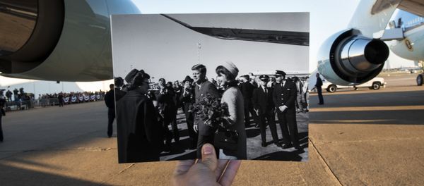 This file photo taken on November 8, 2013 shows a historic photo dated November 22, 1963 showing former US President John F. Kennedy and First Lady Jacqueline Kennedy arriving in Dallas, Texas (Cecil Stoughton, White House Photographs, John F. Kennedy Presidential Library and Museum, Boston) being held up by the photographer against Air Force One in the background as former US President Barack Obama arrives at Love Field in Dallas, Texas This file photo taken on November 8, 2013 shows a historic photo dated November 22, 1963 showing former US President John F. Kennedy and First Lady Jacqueline Kennedy arriving in Dallas, Texas (Cecil Stoughton, White House Photographs, John F. Kennedy Presidential Library and Museum, Boston) being held up by the photographer against Air Force One in the background as former US President Barack Obama arrives at Love Field in Dallas, Texas - Sputnik International