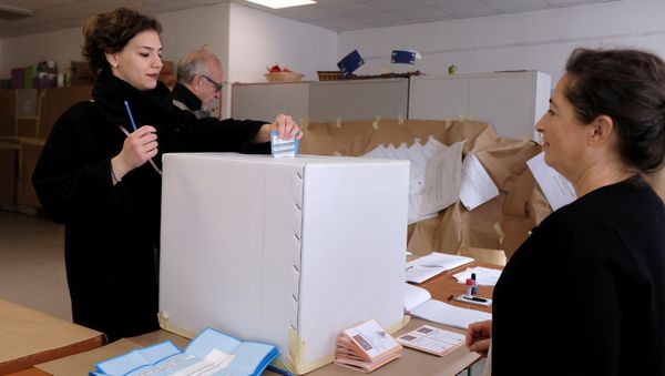 A woman casts her vote for Veneto's autonomy referendum at a polling station in Venice, Italy, October 22, 2017 - Sputnik International