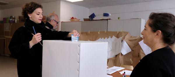 A woman casts her vote for Veneto's autonomy referendum at a polling station in Venice, Italy, October 22, 201 A woman casts her vote for Veneto's autonomy referendum at a polling station in Venice, Italy, October 22, 201 - Sputnik International