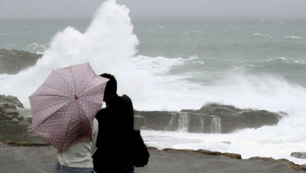 High waves caused by Typhoon Lan break on the shores of Senjojiki, Shirahama town, Wakayama prefecture, Japan, in this photo taken by Kyodo October 22, 2017. - Sputnik International