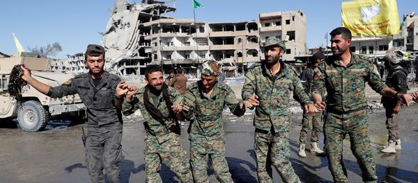 Fighters of Syrian Democratic Forces dance along a street in Raqqa, Syria October 18, 2017. Fighters of Syrian Democratic Forces dance along a street in Raqqa, Syria October 18, 2017. - Sputnik International