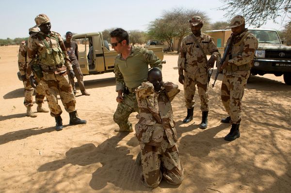 A US special forces soldier demonstrates how to detain a suspect during Flintlock 2014, a US-led international training mission for African militaries, in Diffa, Niger March 4, 2014.  - Sputnik International
