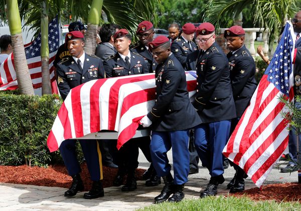 An honor guard carries the coffin of US Army Sergeant La David Johnson, who was among four special forces soldiers killed in Niger, at a graveside service in Hollywood, Florida, October 21, 2017. An honor guard carries the coffin of US Army Sergeant La David Johnson, who was among four special forces soldiers killed in Niger, at a graveside service in Hollywood, Florida, October 21, 2017. - Sputnik International