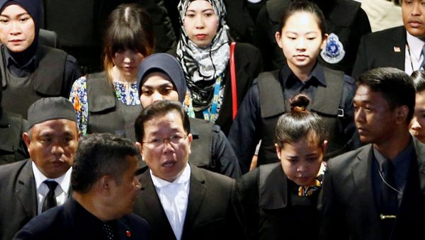 Indonesian Siti Aisyah and Vietnamese Doan Thi Huong, who are on trial for the killing of Kim Jong Nam, the estranged half-brother of North Korea's leader, are escorted as they revisit the Kuala Lumpur International Airport 2 in Sepang, Malaysia October 24, 2017. - Sputnik International