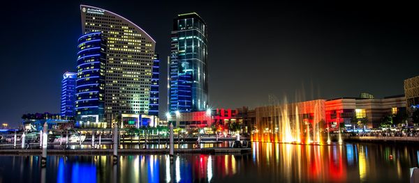 The city of Dubai next to lake at night-time, United Arab Emirates - Sputnik International