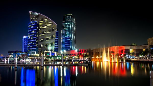 The city of Dubai next to lake at night-time, United Arab Emirates - Sputnik International