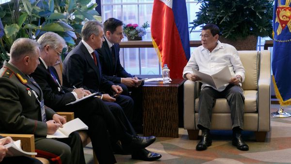 Russian Defense Minster Sergei Shoigu, third left, during a meeting with President of the Philippines Rodrigo Duterte, right, in the Philippines - Sputnik International
