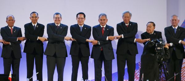 Representatives link arms during a brief photo session at the start of the ASEAN Defense Ministers' Meeting and its Dialogue Partners in Clark, Pampanga province, north of Manila, Philippines - Sputnik International