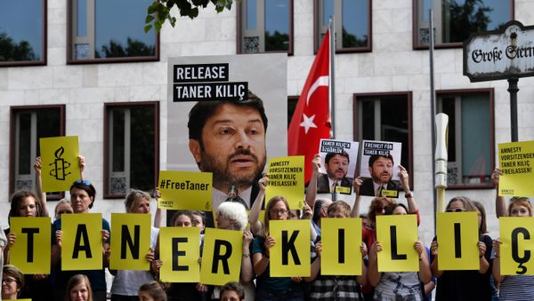 Activists of Amnesty International stage a protest against the detention of the head of Amnesty International in Turkey, Taner Kilic, in front of the Turkish Embassy in Berlin on June 15, 2017. - Sputnik International