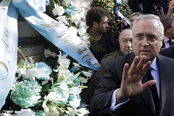 Lazio soccer team president Claudio Lotito gives a statement to the press after laying a wreath outside Rome's Synagogue, Tuesday, Oct. 24, 2017.  - Sputnik International