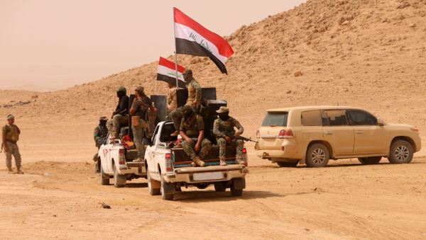 Members of the Iraqi forces backed by paramilitary units advance in an area south of Anna in the vast western province of Anbar bordering Syria, on September 20, 2017 - Sputnik International