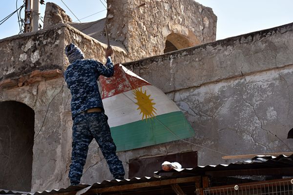 An Iraqi soldier removes a Kurdish flag from Altun Kupri on the outskirts of Irbil, Iraq, Friday Oct. 20, 2017 An Iraqi soldier removes a Kurdish flag from Altun Kupri on the outskirts of Irbil, Iraq, Friday Oct. 20, 2017 - Sputnik International