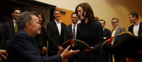 Former President George H.W. Bush, left, receives a tri-corner hat from actress Heather Lind, right, at a private screening of AMC's new series TURN in Houston, Texas. (File) Former President George H.W. Bush, left, receives a tri-corner hat from actress Heather Lind, right, at a private screening of AMC's new series TURN in Houston, Texas. (File) - Sputnik International