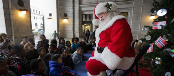 Santa Claus entertains children at the foot of the Norwegian Christmas tree at Union Station in Washington, Tuesday, Dec. 1, 2015 - Sputnik International