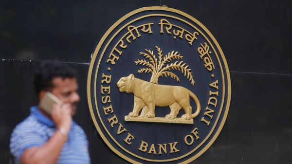 A man speaks on his mobile phone outside the Reserve Bank of India (RBI) headquarters in Mumbai, India October 4, 2017 - Sputnik International