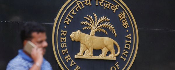 A man speaks on his mobile phone outside the Reserve Bank of India (RBI) headquarters in Mumbai, India October 4, 2017 A man speaks on his mobile phone outside the Reserve Bank of India (RBI) headquarters in Mumbai, India October 4, 2017 - Sputnik International