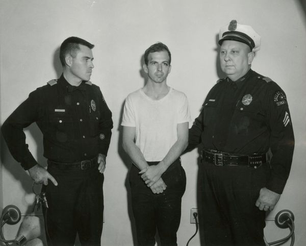 Lee Harvey Oswald, accused of assassinating former U.S. President John F. Kennedy, is pictured with Dallas police Sgt. Warren (R) and a fellow officer in Dallas, in this handout image taken on November 22, 1963. Lee Harvey Oswald, accused of assassinating former U.S. President John F. Kennedy, is pictured with Dallas police Sgt. Warren (R) and a fellow officer in Dallas, in this handout image taken on November 22, 1963. - Sputnik International