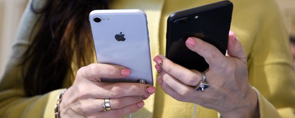 New smartphones, iPhone 8 and iPhone 8 Plus, on sale at the GUM shopping center - Sputnik International