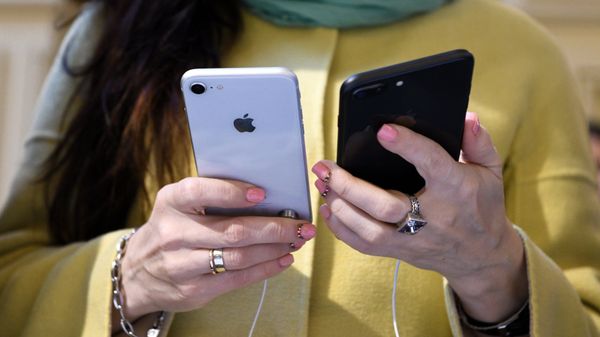 New smartphones, iPhone 8 and iPhone 8 Plus, on sale at the GUM shopping center - Sputnik International