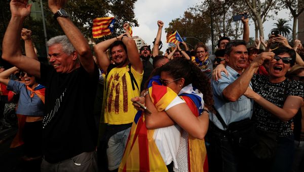 People celebrate after the Catalan regional parliament declares the independence from Spain in Barcelona, Spain, October 27, 2017 People celebrate after the Catalan regional parliament declares the independence from Spain in Barcelona, Spain, October 27, 2017 - Sputnik International