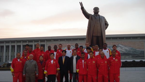 Atletico de Sorocaba team next to the statue of Kim Jong-il in Pyongyang in 2009 Atletico de Sorocaba team next to the statue of Kim Jong-il in Pyongyang in 2009 - Sputnik International