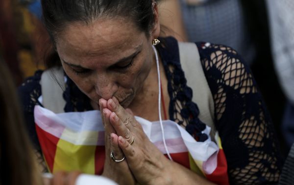 A woman prays outside the Catalan parliament in Barcelona on October 27, 2017, during a plenary session to vote on a motion on declaring independence from Spain A woman prays outside the Catalan parliament in Barcelona on October 27, 2017, during a plenary session to vote on a motion on declaring independence from Spain - Sputnik International