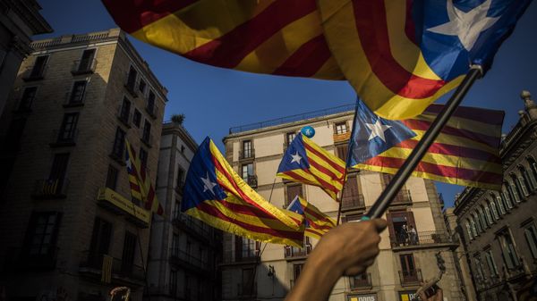 People wave independence flags just after the speech of Catalan regional president Carles Puigdemont in Barcelona, Spain, Thursday, Oct. 26, 2017.  - Sputnik International