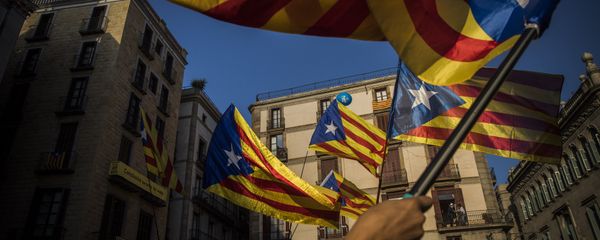 People wave independence flags just after the speech of Catalan regional president Carles Puigdemont in Barcelona, Spain, Thursday, Oct. 26, 2017. - Sputnik International