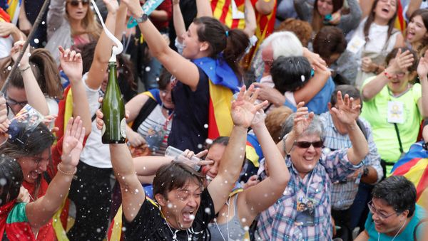 People celebrate after the Catalan regional parliament passes the vote of independence from Spain in Barcelona, Spain People celebrate after the Catalan regional parliament passes the vote of independence from Spain in Barcelona, Spain - Sputnik International