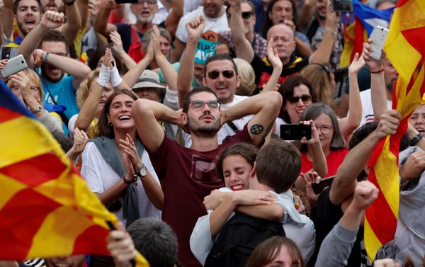 People celebrate after the Catalan regional parliament passes the vote of the independence from Spain in Barcelona, Spain People celebrate after the Catalan regional parliament passes the vote of the independence from Spain in Barcelona, Spain - Sputnik International