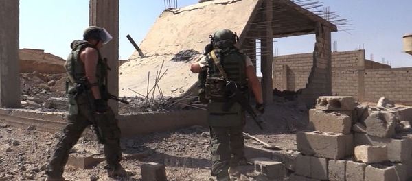 Servicemen during the efforts to demine the city of Deir ez-Zor, Syria - Sputnik International