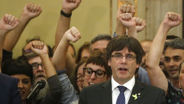 Catalan President Carles Puigdemont sings the Catalan anthem inside the parliament after a vote on independence in Barcelona, Spain, Friday, Oct. 27, 2017. - Sputnik International